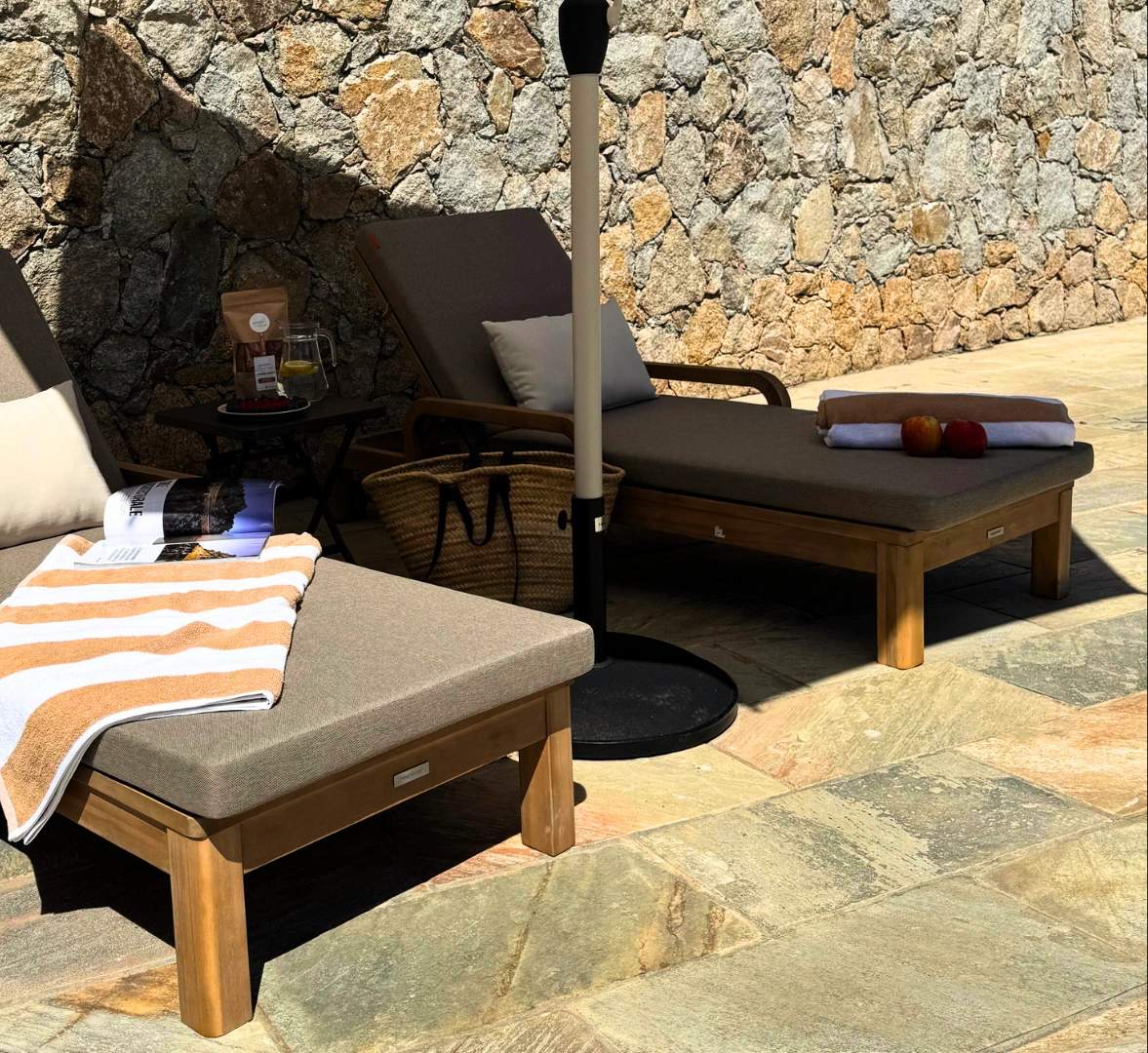 Les transats de la piscine chauffée