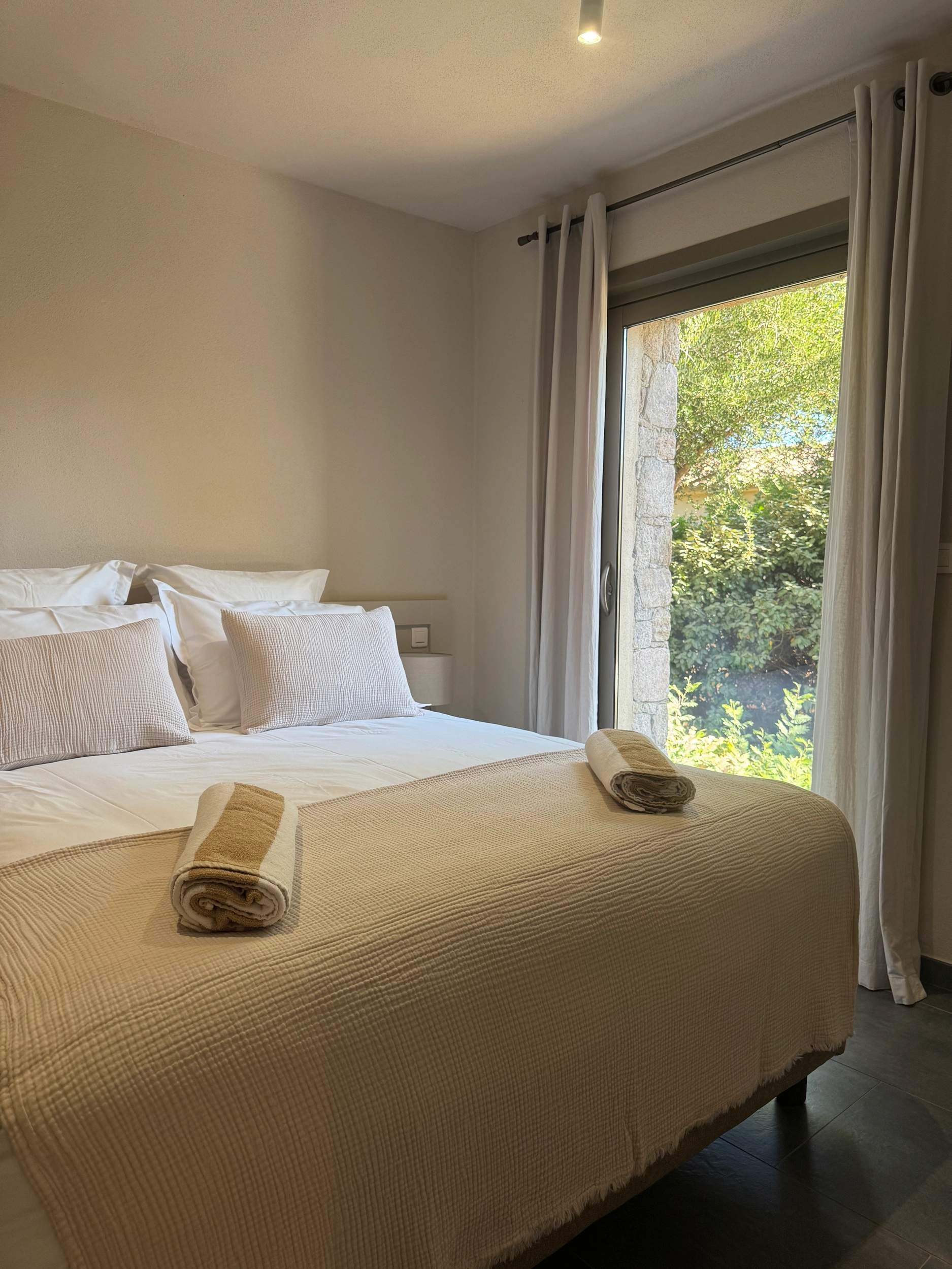 La grande chambre de la villa U Figu