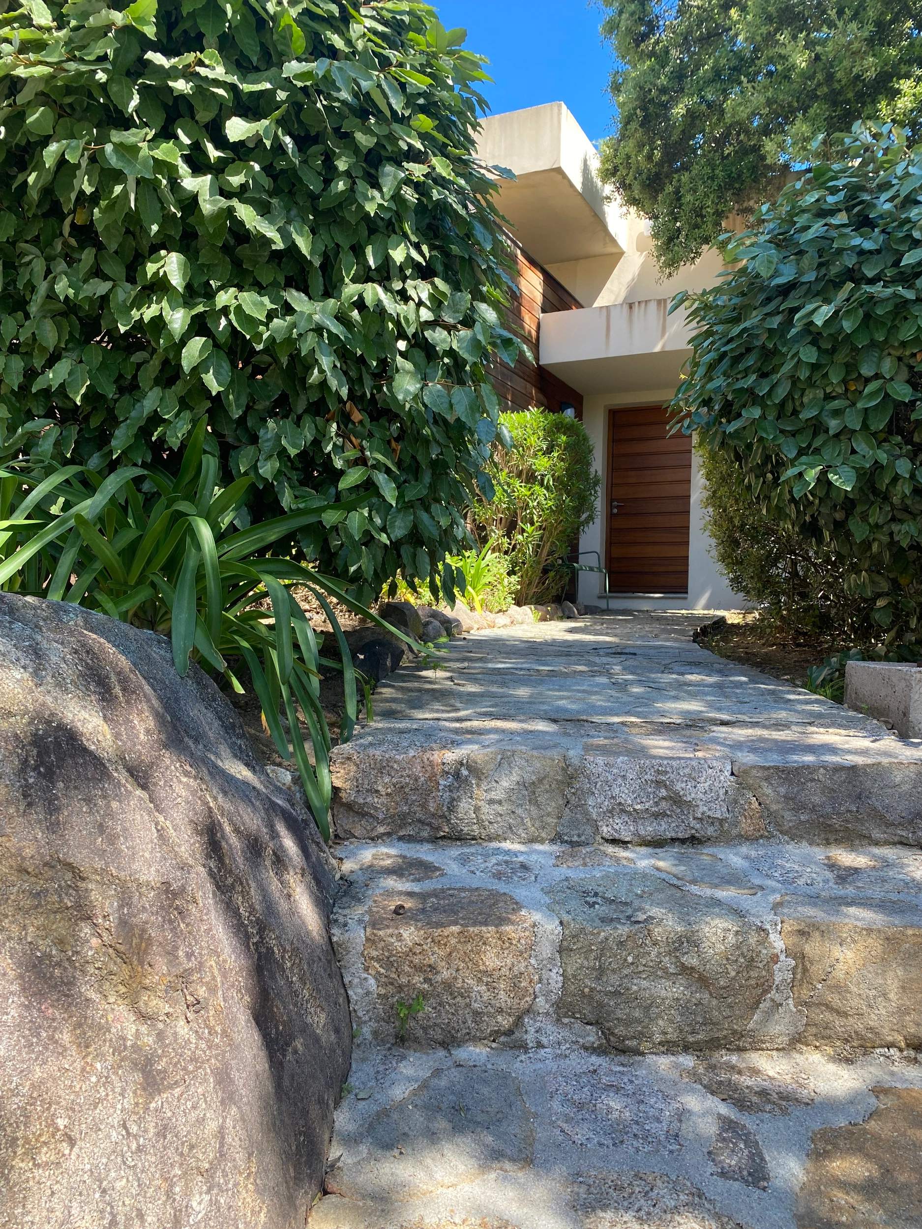 L'entrée de la villa l'albitru