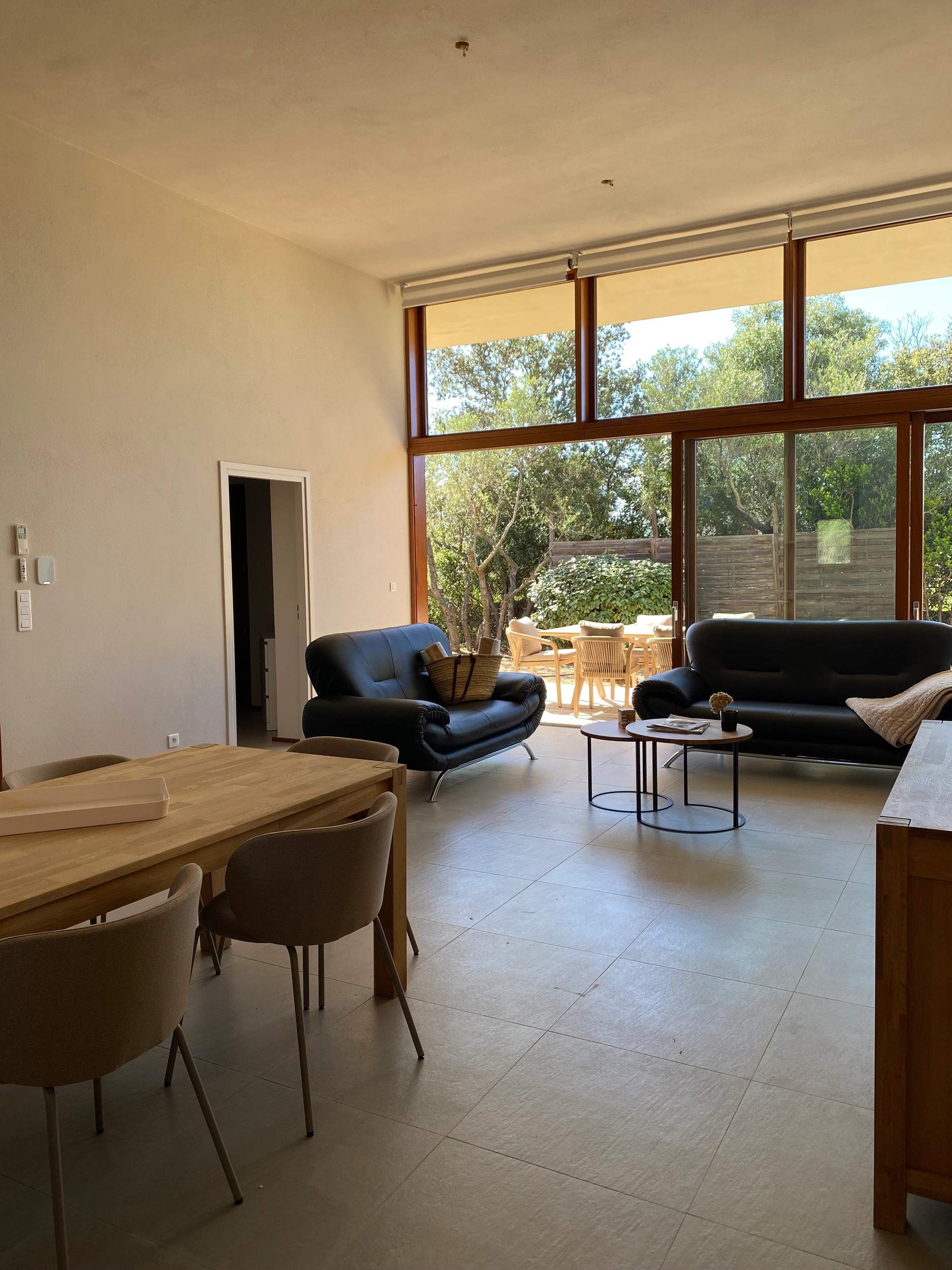 La salon ouvert de la villa l'albitru